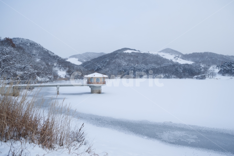 겨울,winter,저수지,산,mountain,눈,snow,흰눈,얼음,자연,풍경,겨울,계절,winter,season,자연,풍경,nature,landscape,한국자연풍경,한국자연경관,korea nature landscape,outdoors,옥외
