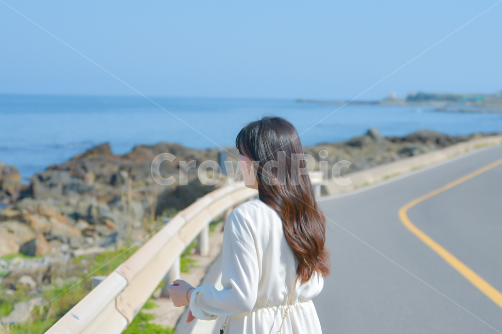 바다,해안도로,포항,여자,사람,뒷모습,하늘,자연,sea,woman,human,girl,sky,사람,인물,인간,human,person,여성,여자,woman,female,lady