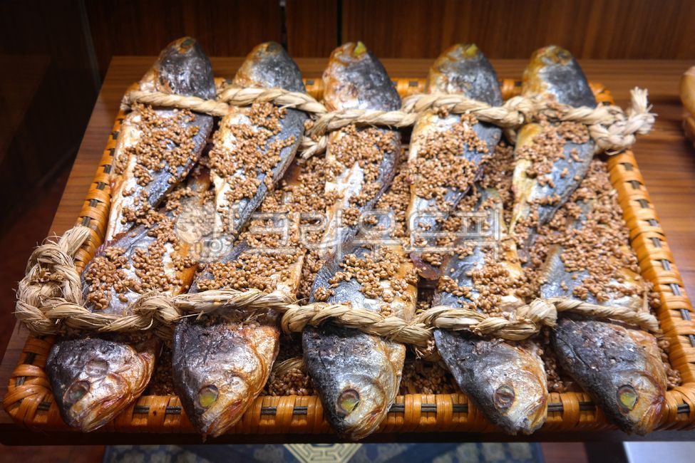 보리굴비,굴비,한정식,건조,어류,명절음식,조기,한식,한국음식,한국전통,전통음식,식사,요리,음식,식재료,수산물,해산물,생선구이,구이,생선,물고기,croaker,barleycorvina,corvina,koreansetmenu,dried,holidayfood,koreanfood,traditionalkoreanfood,traditionalfood,meal,food,ingredient,seafood,grilledfish,fish,음식,식재료,요리,food,cook,meal,dishes,food reserves,수산물,해산물,fishery products,seafood