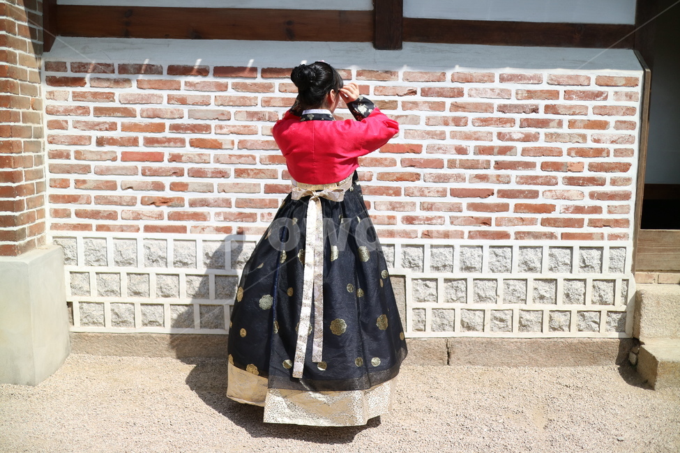 북촌한옥마을,한복,여자한복,빨간한복,옷,패션,인간,human,person,사람,한복,한국전통의상,hanbok,korean traditional clothes