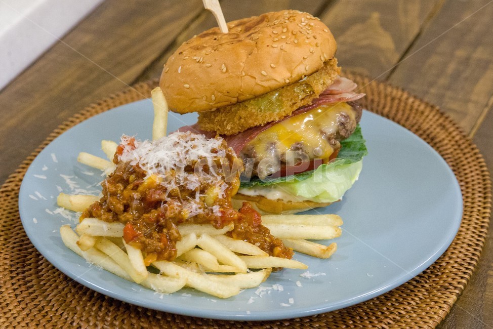 background,bacon,burger,cheese,cooked,cuisine,delicious,dinner,dish,food,frenchfries,gourmet,grilled,hamburger,handmadeburger,homemade,lunch,meal,meat,plate,restaurant,roasted,table,tasty,wooden,음식,버거,햄버거,수제버거,수제,요리,치즈,베이컨,감자튀김,할리피뇨,빵,식사,패스트푸드,음식,식재료,요리,food,cook,meal,dishes,food reserves,양식,서양음식,서양요리,western food,western dishes,western meal,western cook