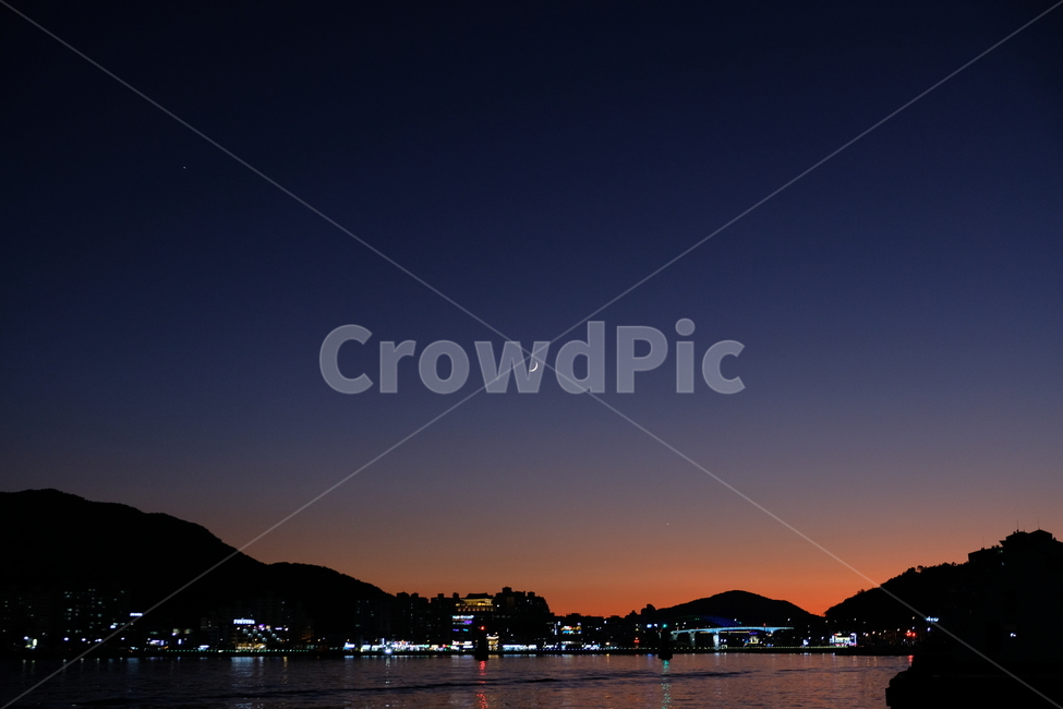 달,야경,밤하늘,색감,감성,밤,하늘,sky,nature,자연,outdoors,옥외,바다,해변,night,배경,풍경,야외,sunset,노을,해질녘,야경,밤,풍경,nightscape,night,landscape