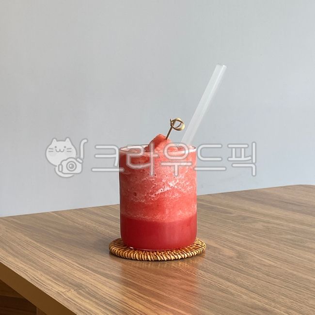 수박주스,땡모반,과일주스,여름,카페음료,음료수,카페,유리컵,라탄,컵받침,카페컵,마실것,시원한,아이스주스,아이스,백그라운드,누끼,음료,여름메뉴,카페메뉴