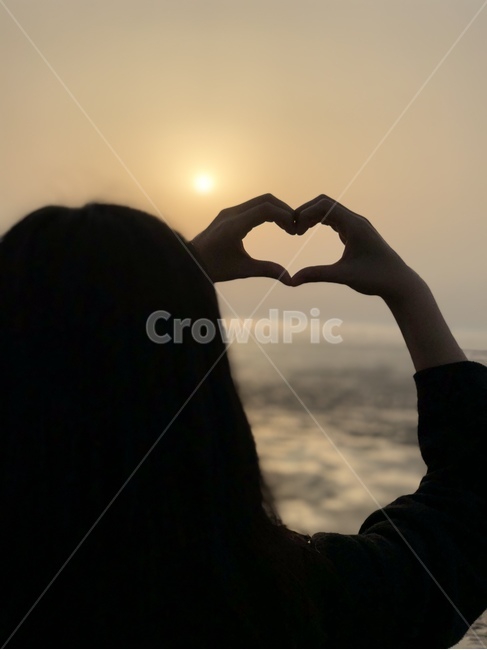 여자,손하트,하트,뒷모습,바다,노을,사람,인물,인간,human,person,여성,여자,woman,female,lady,감정표현,기분,feeling,emotion