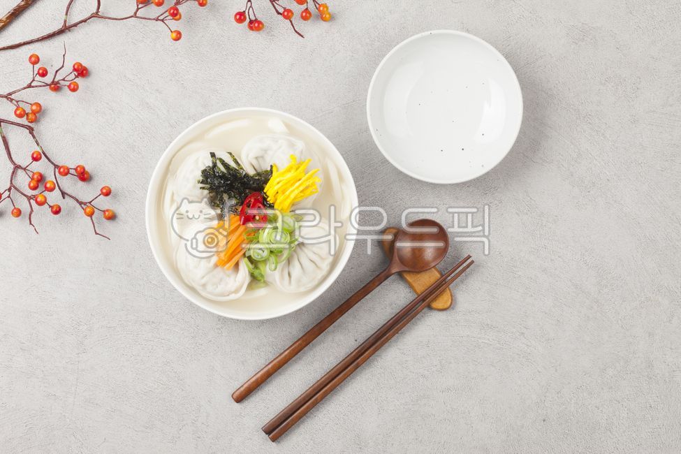 Tteokguk,tteokmanduguk,manduguk,mandu,garaetteok,gomyeong,seol food,holiday food,seolnal food,cooking