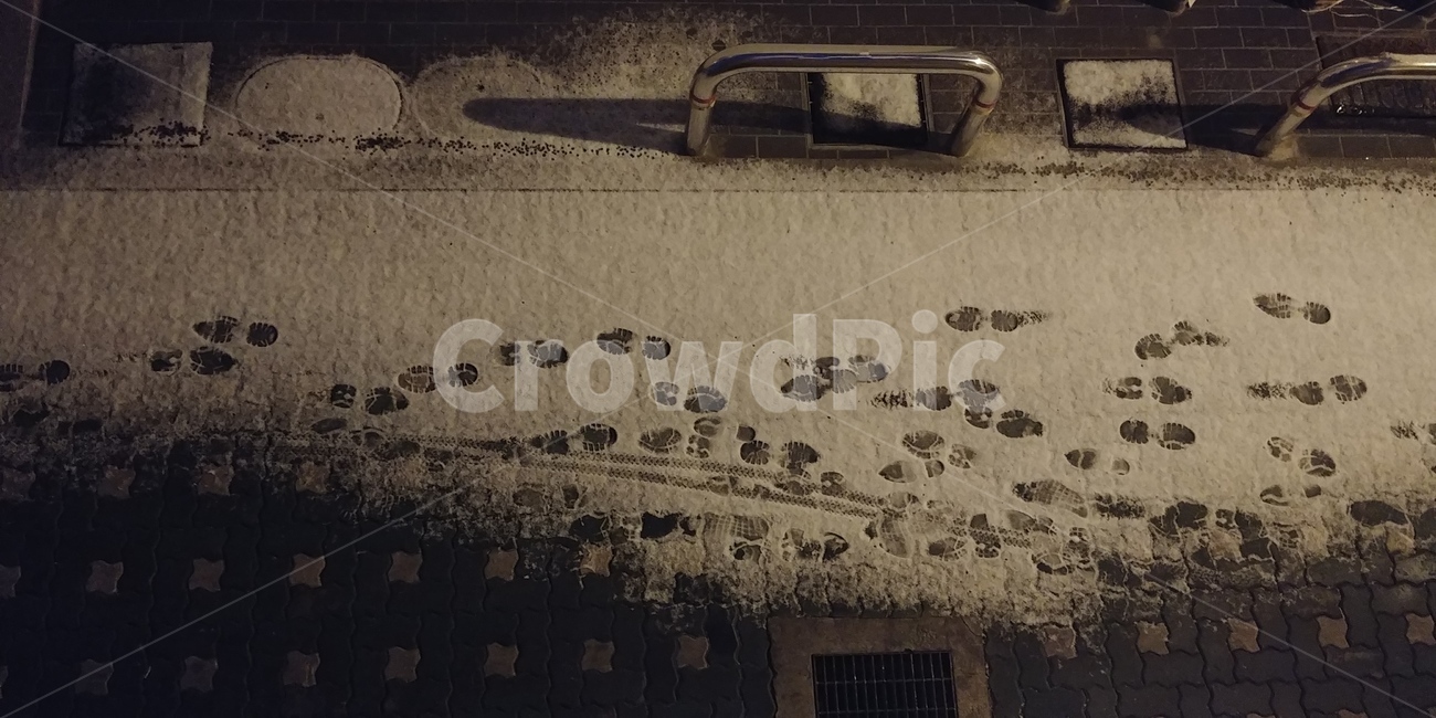 새벽,흔적,발자국,겨울,눈,눈길,어둠,출근길,자국,새하얀,흰색,보도블럭,daybreak,snow,snowyroad,footprint,trace,발자취,행적,여정,winter,street