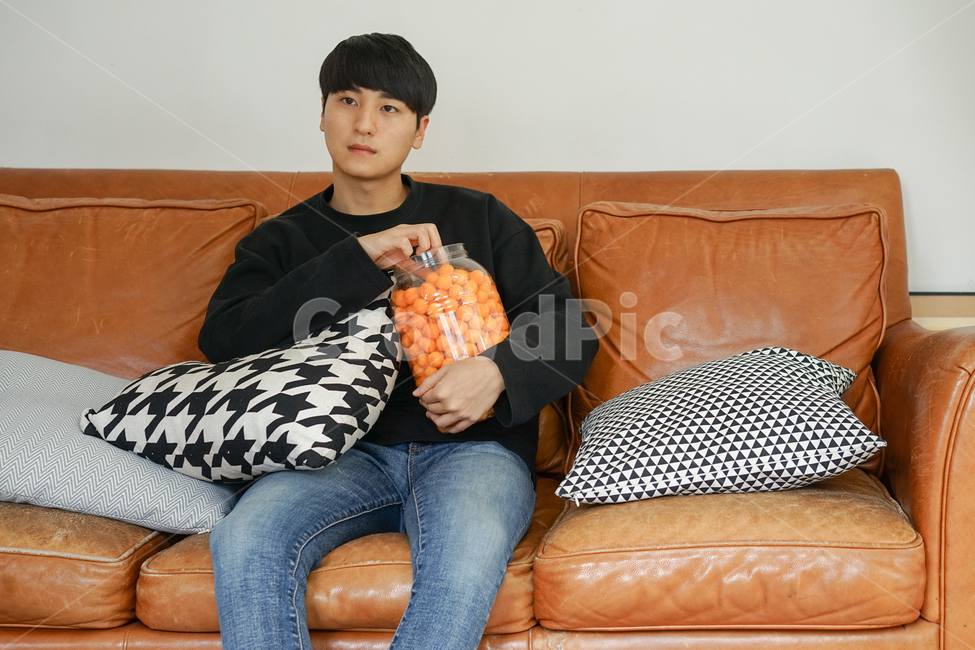 쇼파,소파,휴식,남성,남자,거실,휴일,sofa,실내,쿠션,rest,가구,과자,간식,음식,주전부리,집콕,방구석,일상,집돌이,사람,인물,인간,human,person,남성,남자,man,male