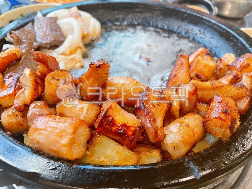 stone tablet,Grilled beef,small parts,beef,cow,Grilled on a stone plate,Grilled Daechang,small appendage,Makchang,Somodeum,ingredients,cooking,heartache,roast,Grilled Soyeomtong,Grilled Makchang,Daechang,Gopchang,cook,accessories,Grilled Beef Tripe,Grille
