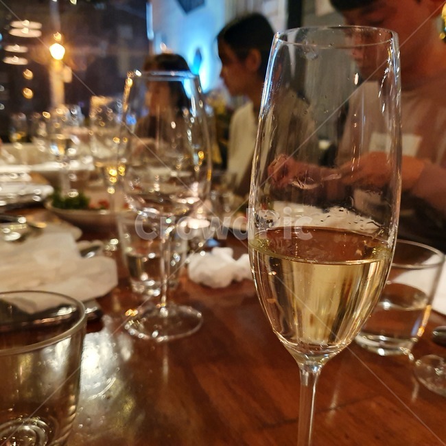 저녁,파티,모임,이태원,와인,회식,glass,유리,person,사람,레스토랑,분위기