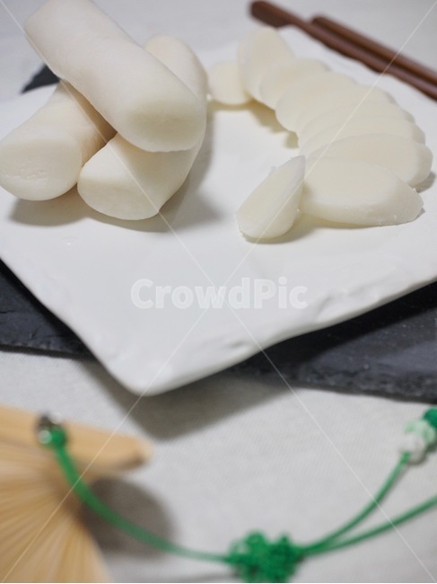 떡국떡,가래떡,설날음식,추석음식,명절음식,명절,한국음식,식품,한식,한국문화,한국,배경,음식문화,웰빙,문화,아시아,아시아음식,접시,전통,설날,추석,음식,떡,흰색,한국전통,한국문화,korean traditional,korean culture,음식,식재료,요리,food,cook,meal,dishes,food reserves