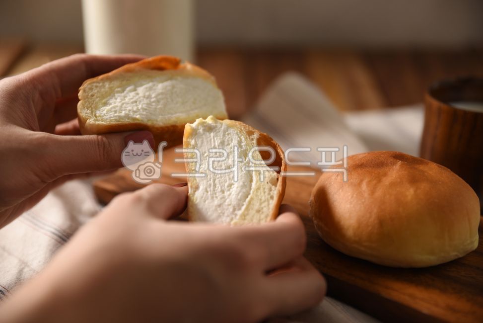 크림빵,빵,크림치즈빵,크림,크림치즈,크림치즈요리,음식,간식,디저트,베이커리,후식,creamcheese,bread,cream,food,creamcheesebread,dessert