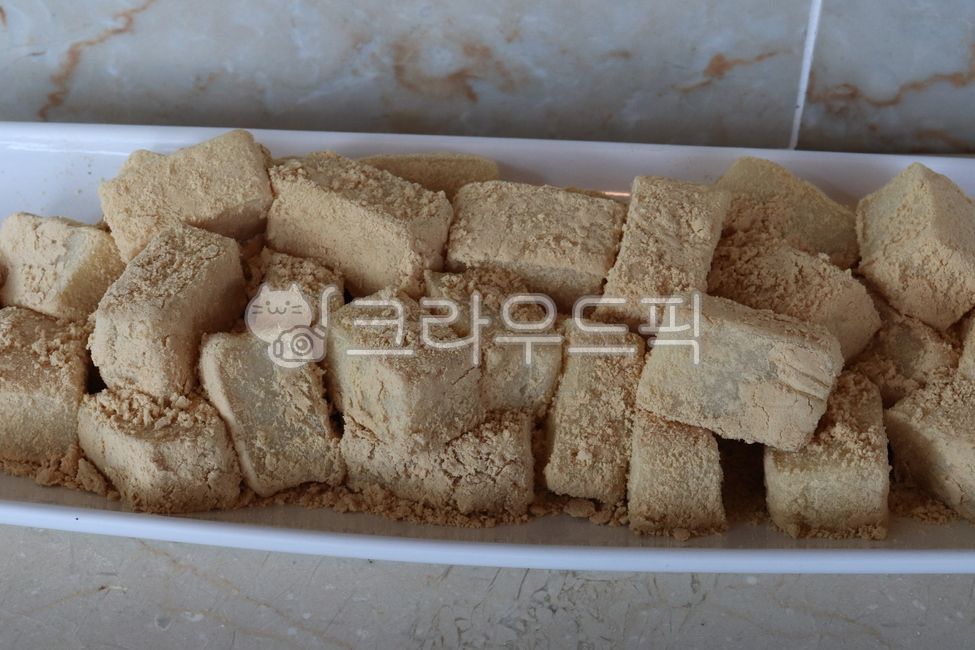 인절미,콩고물떡,한국전통떡,전통간식,떡디저트,떡,전통음식,한식디저트,명절음식,한국간식,전통떡,떡요리,간식떡,쫄깃한떡,집에서만든떡,한국디저트,인절미떡,고소한간식,홈메이드떡,쫄깃한간식injeolmi,soybeanpowderricecake,Koreantraditionalricecake,traditionalsnack,ricecakedessert,tteok,traditionalfood,Koreandessert,holidayfood,Koreansnack,traditionaltteok,ricecakedish,snacktteok,chewyricecake,homemadericecake,Koreandessertdish,injeolmitteok,nuttysnack,homemadetteok,chewysnack