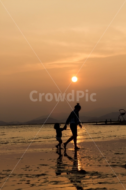일몰,다대포,엄마와딸,실루엣,역광,해변,바다,beach,sea,사람,인물,인간,human,person,여성,여자,woman,female,lady,가족,패밀리,family,어린이,어린아이,child,children,kid,인물실루엣,사람실루엣,character silhouette,human silhouette,여행,휴가,traveling,vacation,trip,silhouette