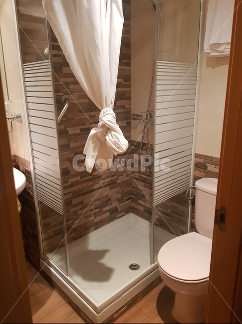 화장실,bethroom,깨끗한화장실,호텔화장실,변기,샤워부스,수건
