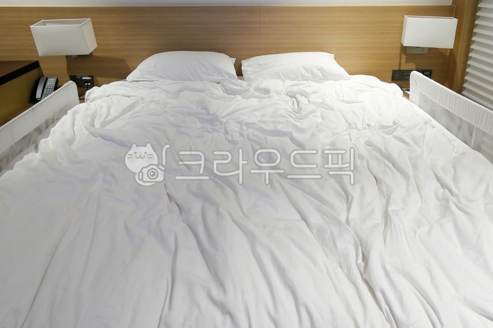 호텔,침대,침실,방,가구,베개,편안한,실내,침구,모텔,매트리스,시트,아늑한,린넨,호텔객식,호텔룸,린넨침구,흰색,객실,숙박,숙소,이불,패브릭,인테리어,수면,취침,잠자리,하얀색,숙면,포근한