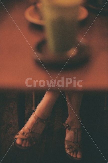 발,구두,여자,카페,기다림,테이블,그림자,화양연화,브라운,foot,woman,cafe,waiting,table,shadow,brown,filmphotography,감성,사람,인물,인간,human,person,커피,카페,coffee,cafe,감성,sensible,feeling,연출,컨셉,콘셉,direction,concept