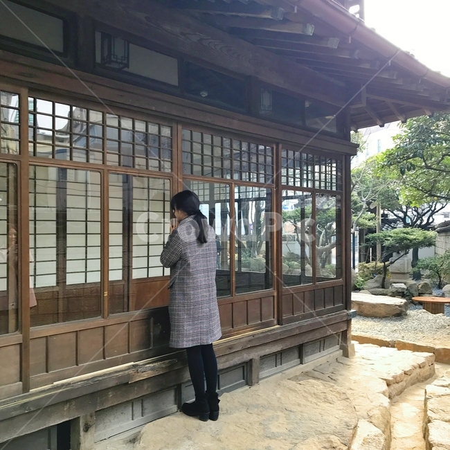 뒷모습,숨바꼭질,가옥,엿보기,수줍음,몰래,사람,인물,인간,human,person,여성,여자,woman,female,lady,건축물,건물외관,exterior,building,structure,architecture,construction