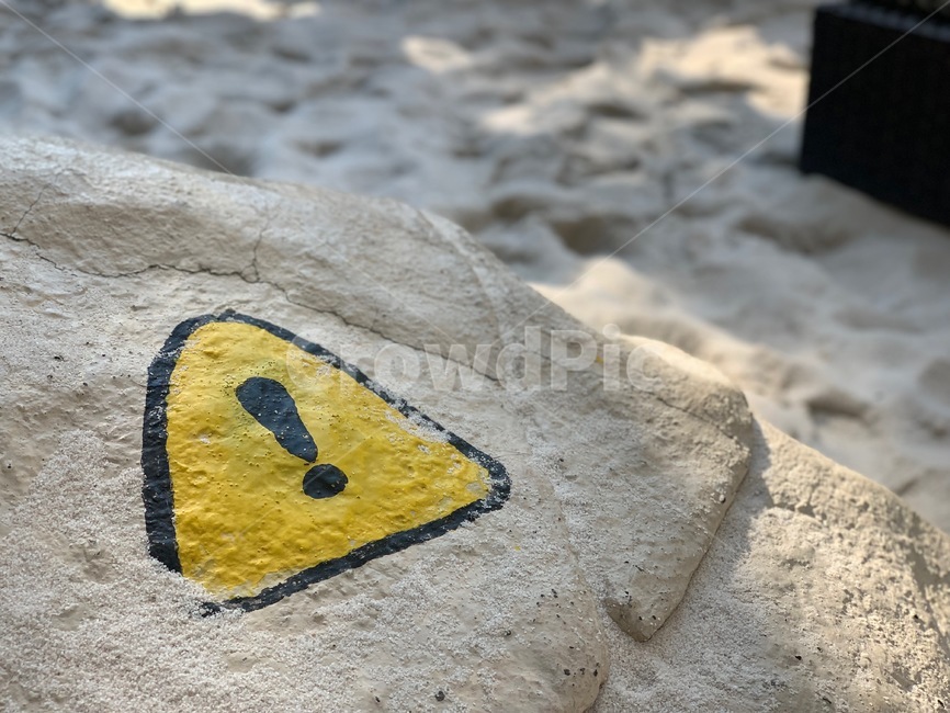 주의,caution,느낌표,exclamationmark,돌,바위,rock,stone,모래,sand,안전,safty,outdoors,옥외,야외
