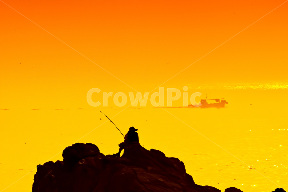 outdoors,옥외,water,물,fishing,일출,일몰,sunset,sunrise,fisher,낚시,보트,배,붉은하늘,사람,인물,인간,human,person,인물실루엣,사람실루엣,character silhouette,human silhouette