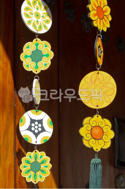 korea,장식,노리개,아름다운,나무배경,리본,무늬,화려한,전통,노랑,한국,문발,나무문