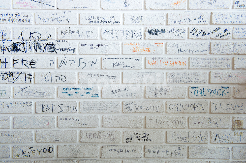 벽돌,벽,패턴,흰색,낙서,지저분,시민의식,질서없는,배경,바탕,brick,wall,pattern,white,doodle,scribble,graffiti,dirty,citizenship,disorderly,background,wallpaper,빈티지사진,빈티지느낌,빈티지감성,vintage