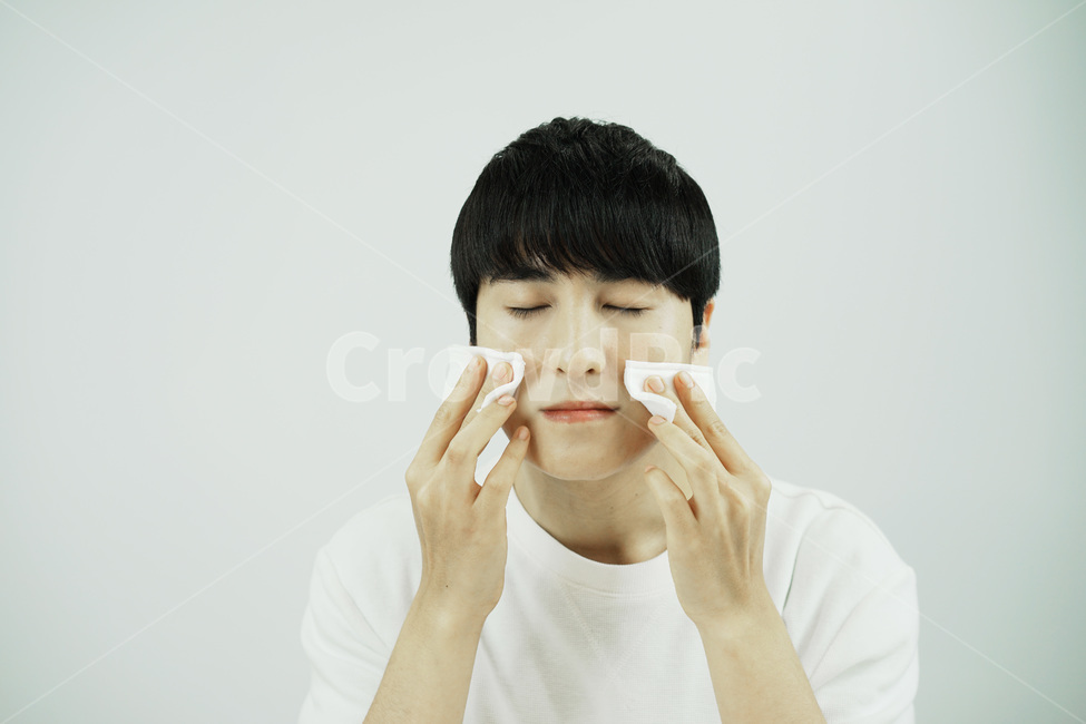 남자,뷰티,스킨케어,피부관리,화장품,로션,beauty,skincare,cosmetic,남성,lotion,그루밍족,사람,인물,인간,human,person,남성,남자,man,male,뷰티,미용,beauty treatment