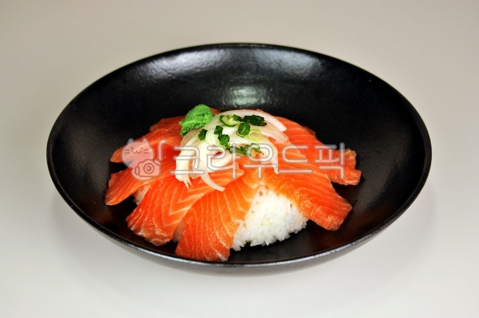 연어회,회,연어,생선,생선회,횟밥,일식,음식,먹거리,식사,와사비,양파,요리재료,그릇,food