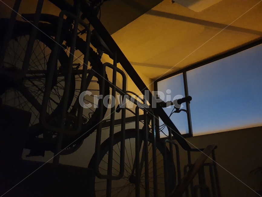 자전거,계단,감성,밤,불빛,창문,비상구,bike,bicycle,light,night