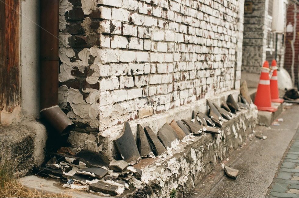 벽돌,모퉁이,길거리,brick,파손,필름사진,빈티지사진,빈티지느낌,빈티지감성,vintage