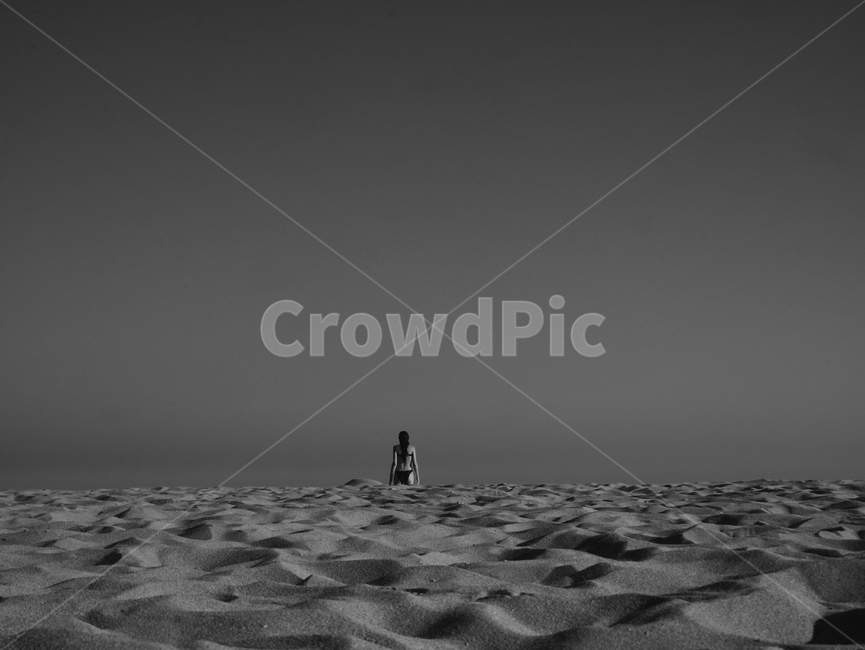 해변,여인,혼자,고독,적막,alone,사막,desert,plage,흑백,감성사진,noiretblanc,黑白,black,white,one,1,뒷모습,뒷태,한가운데,가운데