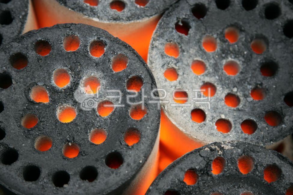 겨울,난방,석탄,연료,연탄,검정,winter,heating,coal,fuel,briquettes,black,briquettefire,warm,연탄불,따듯한