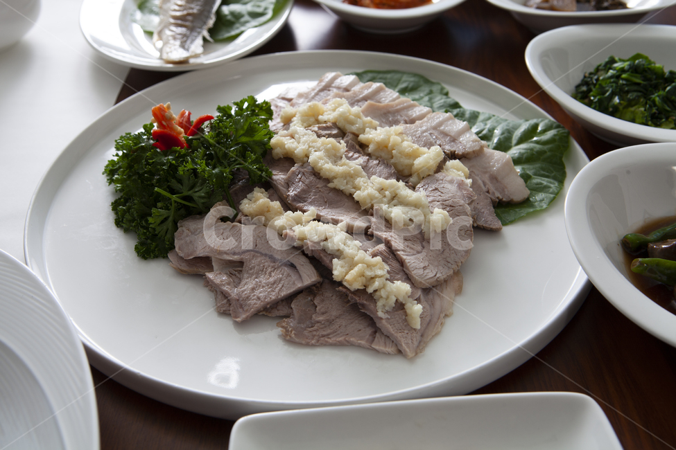 수육,돼지고기,마늘,삶음,쌈,음식,식재료,요리,food,cook,meal,dishes,food reserves,육류,고기,meat,한식,한국음식,한국요리,korean food,korean dishes,korean meal,korean cook