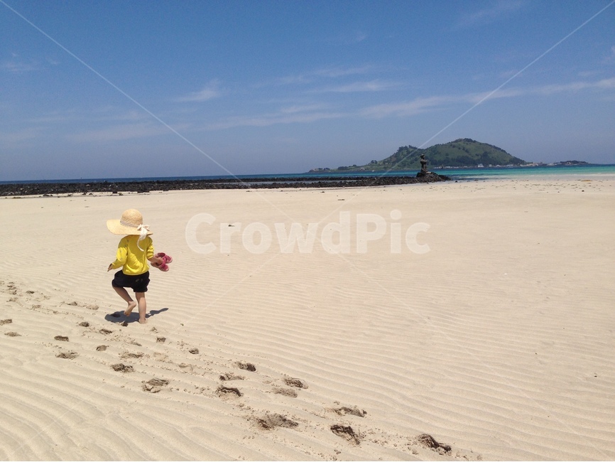 제주도,바닷가,해변,아이,모래사장,금능해수욕장,jeju,beach,child,background,배경,자연,풍경,nature,landscape,한국자연풍경,한국자연경관,korea nature landscape,해변,바다,beach,sea,제주도,jeju,jeju island,사람,인물,인간,human,person,어린이,어린아이,child,children,kid,여행,휴가,traveling,vacation,trip,shorts,반바지,clothing,의류,apparel,의복,soil,흙