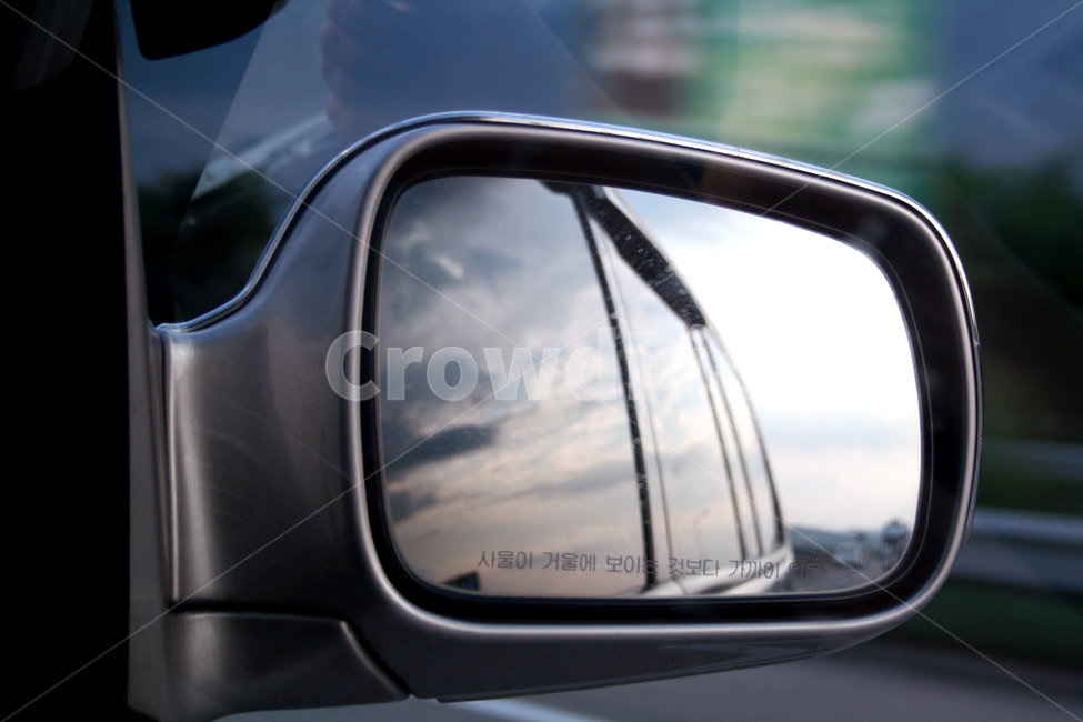 boundary,mirror,safety rules,rearview mirror,objects,safe driving,careful,danger,Objects are closer than they appear,automobile,Distance between cars,safety