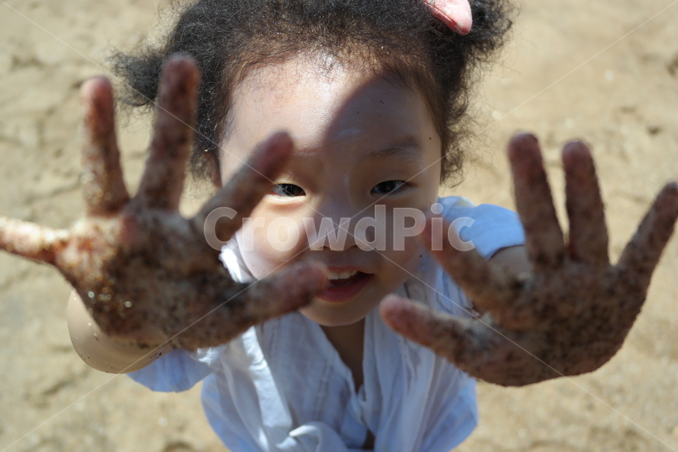 아이,손바닥,그림자,얼굴,모래,그때,여름,불볕더위,여자아이,여름휴가,행복,웃음,어린이,곱슬머리,사람,인물,인간,human,person,어린이,어린아이,child,children,kid