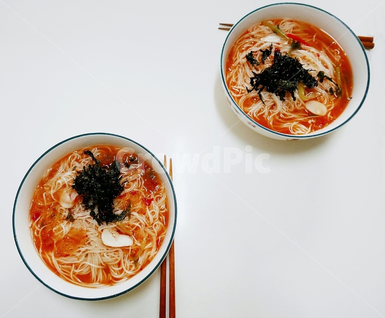 김치말이국수,김치국수,물국수,국수,김치말이,김치국물,한그릇,맛있다,국물,시원한,맛있는,그릇,대접,김,김가루,깨소금,고추가루,김치,양념,젓가락,나무젓가락,군침,여름,간식,한식,가정식,어머니표,엄마표,먹음직스럽다,음식,생활,식탁,홈메이드,음식,식재료,요리,food,cook,meal,dishes,food reserves,면류,면요리,noodles