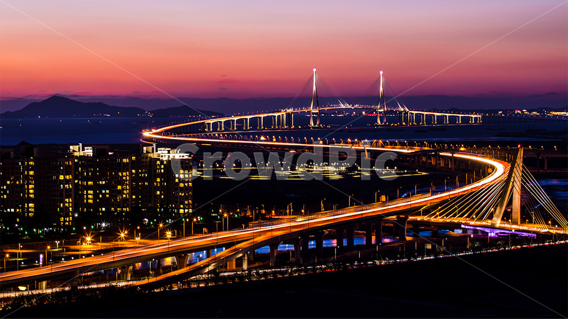 city,시티,town,도시,metropolis,중심지,urban,어반,building,steeple,뾰족한탑,spire,첨탑,tower,탑,magichour,매직아워,야경,road,도로,freeway,고속도로,인천대교