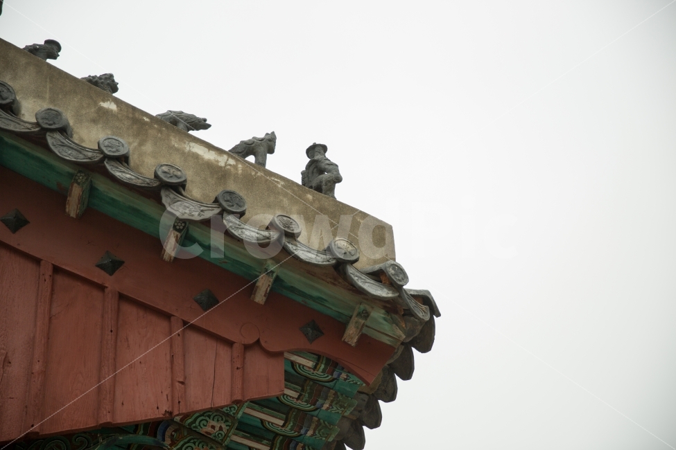 어처구니,잡상,하늘,고전,비네팅현상,건축물,건물외관,exterior,building,structure,architecture,construction,한국전통,한국문화,korean traditional,korean culture