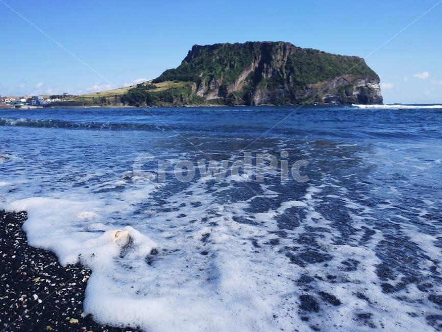 성산일출봉,제주도,바다,파도,해변,하늘,자연,풍경,nature,landscape,한국자연풍경,한국자연경관,korea nature landscape,제주도,jeju,jeju island,outdoors,옥외,land,땅,water,물,sea,ocean,대양,shoreline,해안선,promontory,곶