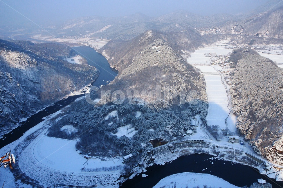 월류봉,영동군,풍경,설경,겨울,황간,초당천,겨울,계절,winter,season,자연,풍경,nature,landscape,한국자연풍경,한국자연경관,korea nature landscape,경치,outdoors,옥외,scenery,mountain,산