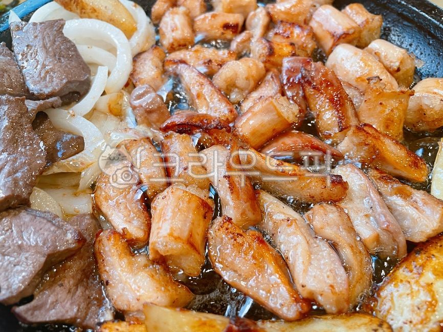 소모듬구이,모듬구이,소모듬,구이,소고기,소,고기,육류,소막창구이,막창구이,소대창구이,대창구이,소곱창구이,곱창구이,소부속물,부속물,소부속,부속,소염통구이,염통구이,대창,소대창,막창,소막창,소곱창,곱창,소염통,염통,양파구이,감자구이,감자,양파,돌판구이,돌판,음식,요리,식사,식재료,food,dish,cook,meal,meat