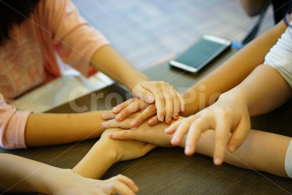 학생,손,놀이,우정,친구,모임,아이들,아이,게임,프렌드,프렌즈,동창,만남,수다,웃음,즐거움,사람,인물,인간,human,person,신체일부,몸,body,손,제스처,표시,손짓,표현,gesture,hand,sign,expression,게임,오락,놀이,game,play,연출,컨셉,콘셉,direction,concept