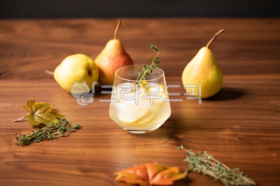 alcohol,Cocktail Guide,pear,cocktail,Fall Cocktail Guide,autumn,liquor