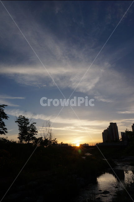 일출,해,아침,풍경,구름,도시,풍경,city,landscape,실루엣,그림자,silhouette,shadow,flare,플레어,light,빛,nature,자연,sunlight,햇빛,outdoors,옥외,sky,하늘,dusk,황혼,red sky,붉은 하늘,dawn,새벽,sunset,일몰