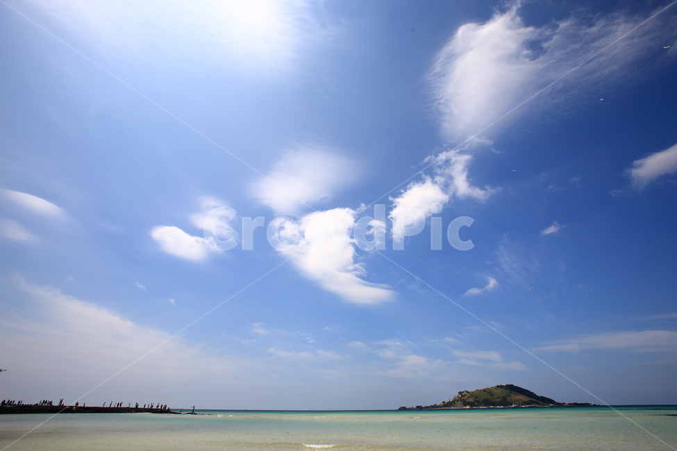 하늘,푸른하늘,제주도,바다,섬,해수욕장,구름,해,낮,맑음,sky,bluesky,sea,ocean,island,beach,sun,sunny,sunnyday,day,daytime