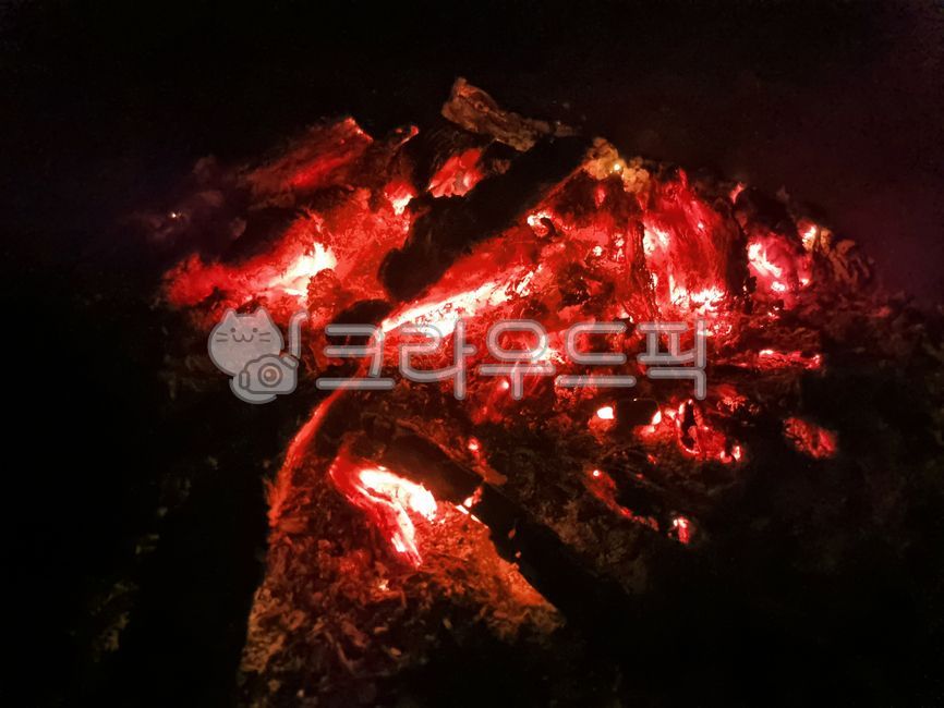 불멍,모닥불,감성캠핑,캠프파이어,불맛,캠핑,장작불,불,숯,숯불,목탄,백탄,불꽃,화염,木炭,charcoal,camping,火焰,火,fire,flame,bonfire,炎,뜨거운,뜨거움,hot,불빛,light,화재,활활,바베큐,타오르는,그을린,점화,나무,활활타다,불쏘시개,그을음,주황색,붉은색,밝은,밝은빛,불장난,불피우다,노란색,아궁이,화로,화로불,옥외,outdoors,온기,온도