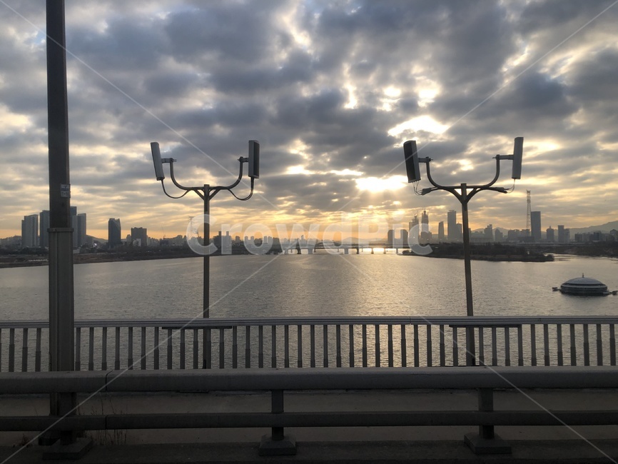 railing,난간,handrail,구름,sky,cloud,석양,일몰,일출,강,한강,자연,풍경,nature,landscape,도시,city,banister