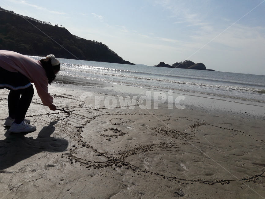 낙서,소녀,모래그림,sandpicture,littlegirl,girl,child,sand,picture,player,drawing,sketch,describe,depict,scribble,doodle,beach,coast,사람,human,인간,shoreline,해안선,water,물