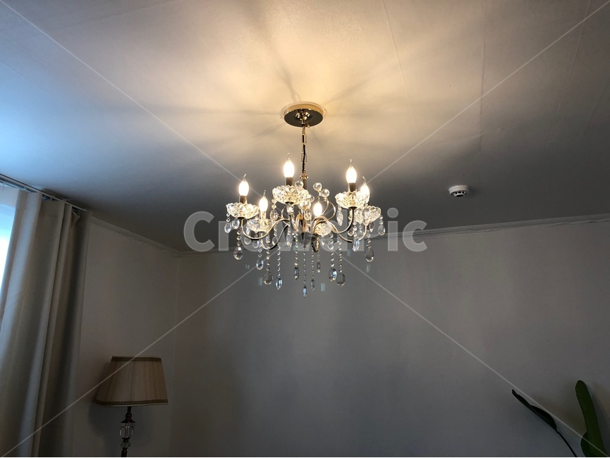 샹들리에,인테리어,천장인테리어,전등인테리어,가구,조명,천장조명,chandelier,light,interior,실내인테리어,실내,indoors,ceiling,천장,전구