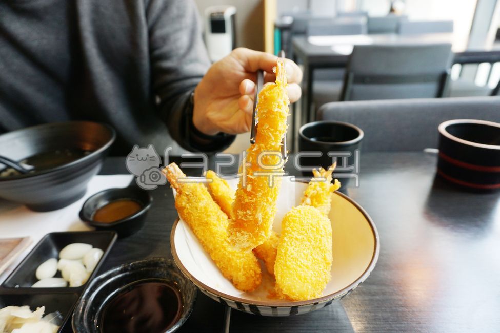 frieddish,fried food,hrimpfritters,chopsticks,deepfriedshrimp,riedfood,food,Shrimp Tempura